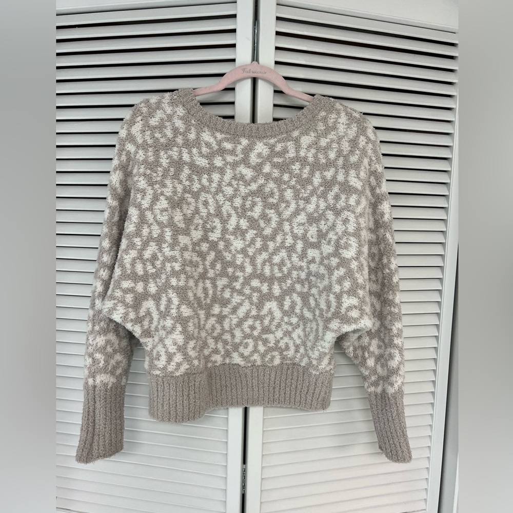 comfy oversized tan and white cheetah print sweater size xs